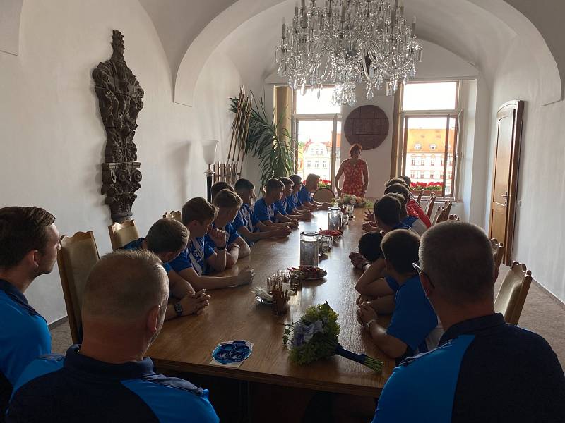 Jitka Volfová, starostka města Česká Lípa, přivítala úspěšné starší dorostence fotbalového Arsenalu.