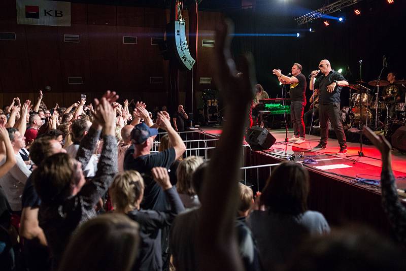 Českolipský Kulturní dům Crystal hostil koncert funkové legendy české hudební scény kapely J.A.R.