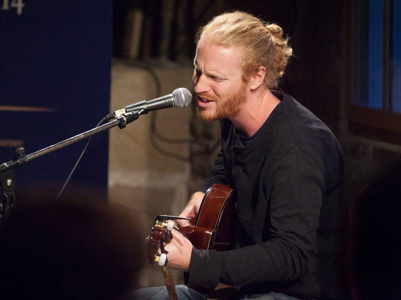 Jono McCleery ve středu zahrál v Centru textilního tisku v České Lípě.