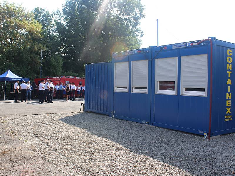 Dočasné zázemí profesionálních hasičů v Doksech. Velitelský kontejner