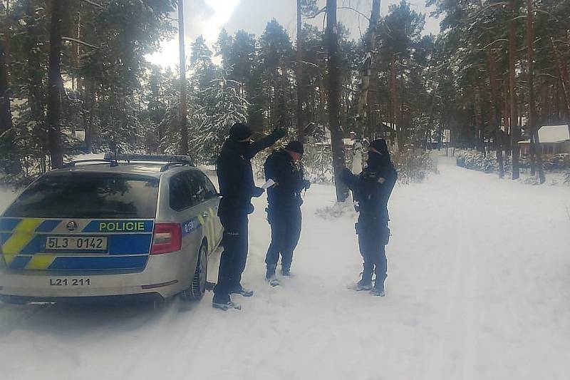 Více jak osm desítek rekreačních objektů zkontrolovali při preventivní akci policisté z obvodního oddělení Doksy.