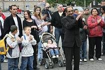 Na novoborském náměstí demonstrovalo šedesát Romů, kteří chtějí od města bydlení nebo peníze.