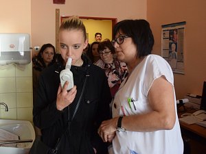 Nemocnici navštívilo ve středu 250 studentů zdravotních škol. Prohlédli si oddělení a dostali možnost vyzkoušet si některé přístroje, například analyzátor závislosti na tabáku.
