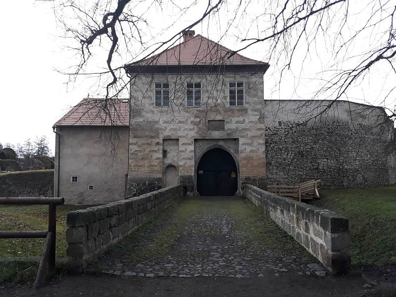 Letohrádek nazývaný Červený zámeček nebo Červený dům v centru České Lípy, italská renesance. Spravuje ho Vlastivědné muzeum a galerie Česká Lípa, které uvnitř má depozitáře a dílny.