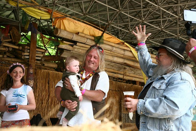 Zámecký pán z Horní Libchavy, Oldřich Kili Kilián, pokřtil svého syna Olivera. Kmotrem mu byla legenda českého udergroundu, František Stárek zvaný Čuňas.