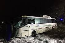 Ranní nehoda autobusu na Českolipsku.