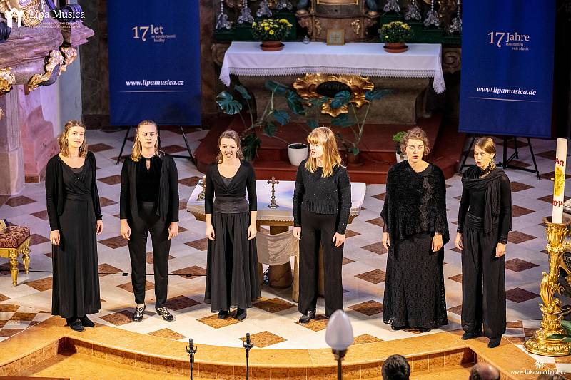 Vokální hudba zněla nedělním podvečerem na festivalu Lípa Musica v kostele svatých Petra a Pavla v Horním Prysku. Jeho protagonistou byl křehký i silný ženský sextet SJAELLA z Lipska.