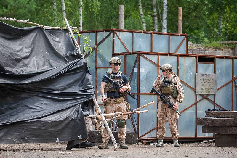 Osmdesátihodinová airsoftová simulace, Protector 2016 pokračovala 21. července v části bývalého vojenského prostoru Ralsko na Českolipsku. Do akce typu LARP (z anglického Live Action Role Play) je zapojeno je přes 1000 airsoftových bojovníků z několika ze