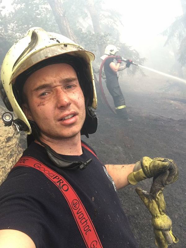 Tohle foto je pěkné,co? Zákupský Tomáš Knobloch (v popředí) a vzdau hasič Tomáš Homza...při "boji" s lesním požárem v Ralsku-Hradčanech.