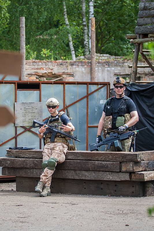 Osmdesátihodinová airsoftová simulace, Protector 2016 pokračovala 21. července v části bývalého vojenského prostoru Ralsko na Českolipsku. Do akce typu LARP (z anglického Live Action Role Play) je zapojeno je přes 1000 airsoftových bojovníků z několika ze