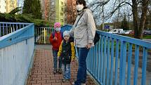 Natěšené děti se dnes vracely do mateřských školek i v České Lípě. Po dvou měsících se školky vrátily do běžného režimu. Uvolnění vládních opatření proto uvítali i jejich rodiče.
