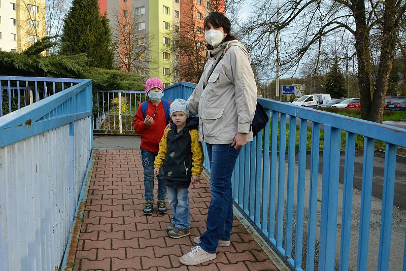 Natěšené děti se dnes vracely do mateřských školek i v České Lípě. Po dvou měsících se školky vrátily do běžného režimu. Uvolnění vládních opatření proto uvítali i jejich rodiče.