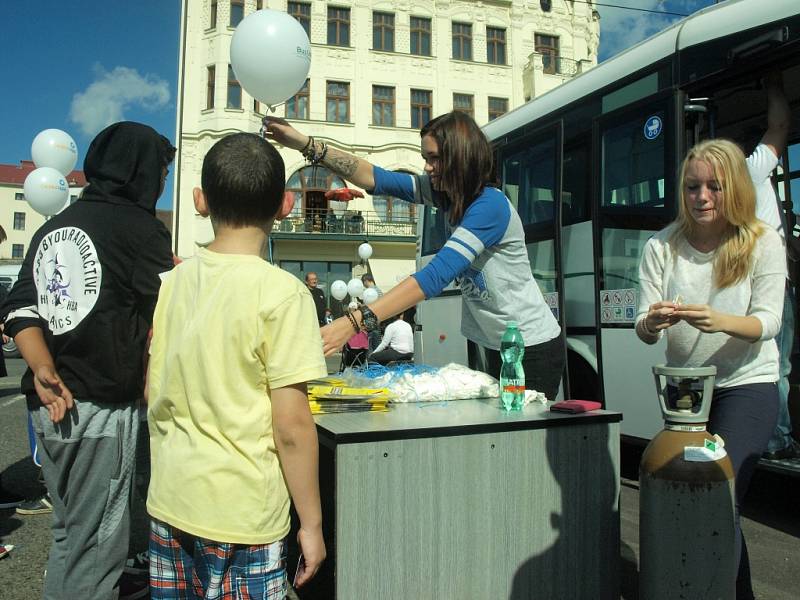  Jízdou v historických autobusech si lidé v České Lípě v sobotu mimo jiné připomněli, jak se jezdilo cestujícím v minulém století.