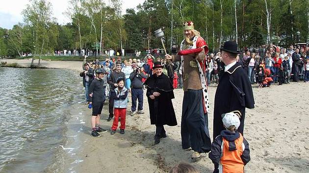 Májový karneval a s ním spojené odemykání jezera má v Doksech tradici. Letos proběhne již počtvrté.
