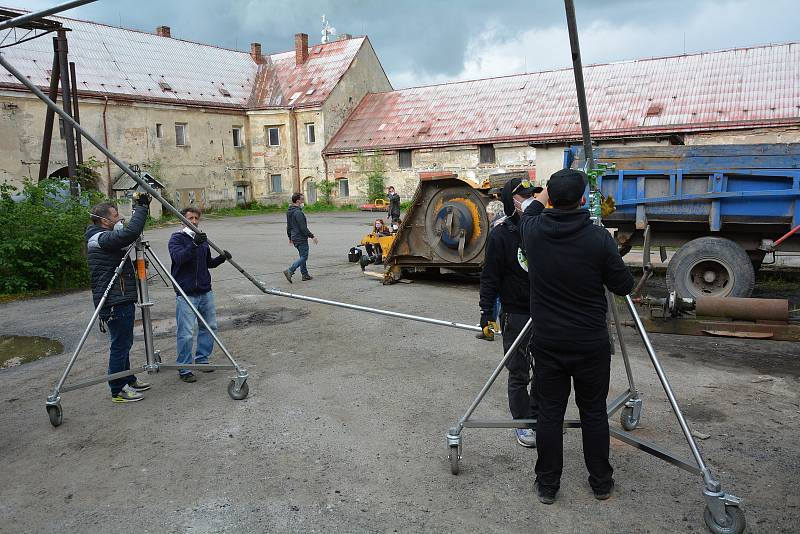 Nová filmová komedie Grand Prix právě vzniká ve Cvikově, Zákupech a v Sedlišti, jedné ze zapomenutých osad Luhova.