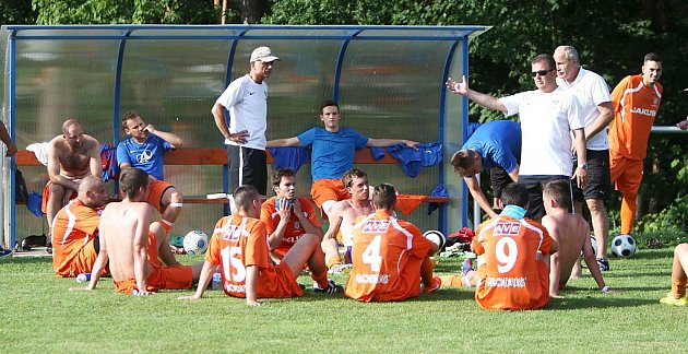 Cvikov - Česká Lípa 2:1. Českolipský trenér Ješeta dává pokyny svým svěřencům.