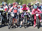 Populární závod na horských kolech MTB Maraton Bohemie 2017 pro širokou veřejnost a ambiciózní jezdce ostartoval v neděli z cyklistického areálu v Novém Boru.