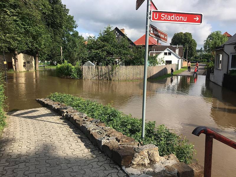 Povodně zaměstnaly i dobrovolné hasiče v Zákupech.