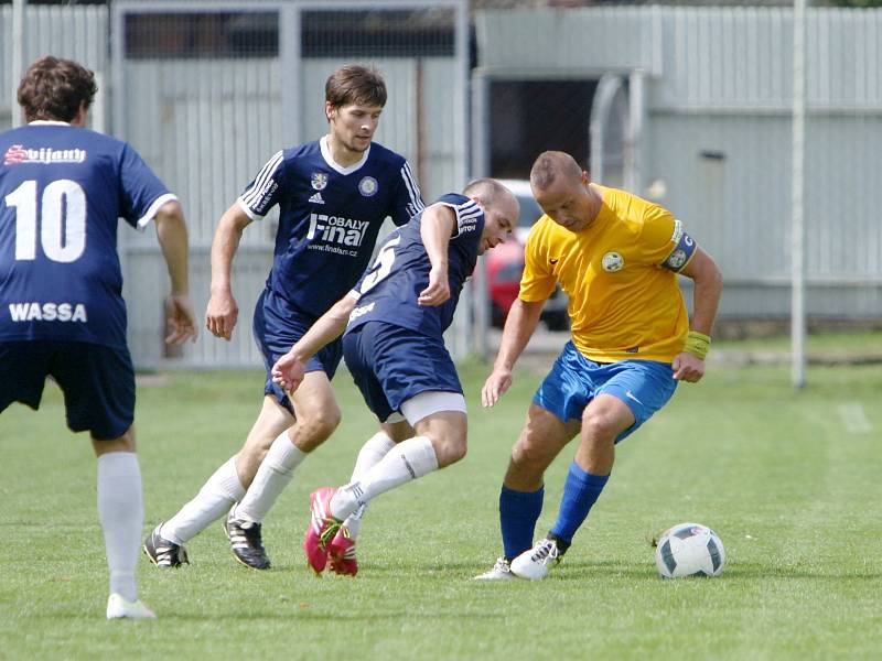 Nováček I. B třídy z České Lípy podlehl Pěnčínu 1:4. Petr Lebduška v souboji s Janečkem a Škrétou.