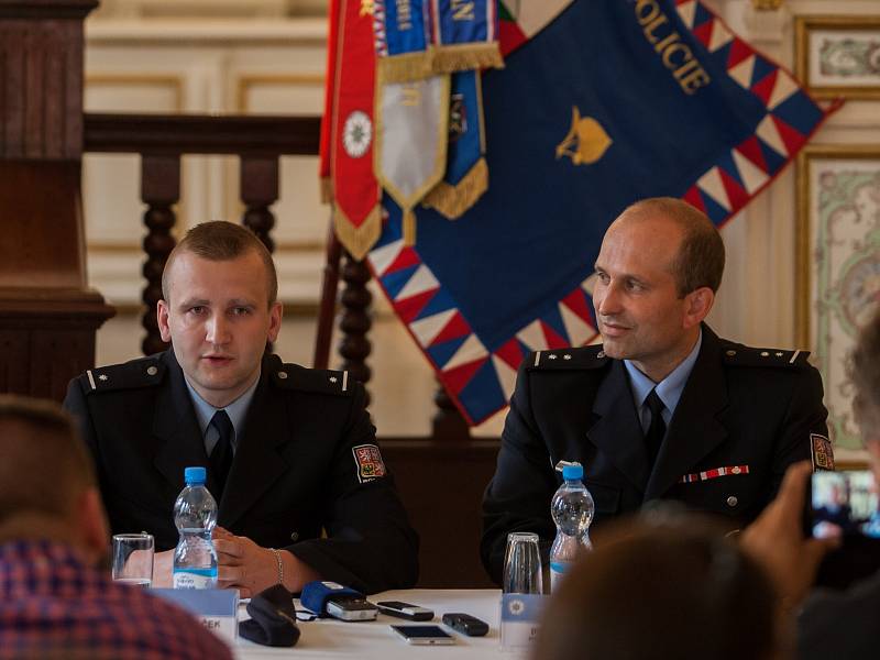 Ocenění policisté Tomáš Horáček (vlevo) a Luboš Fotr. 