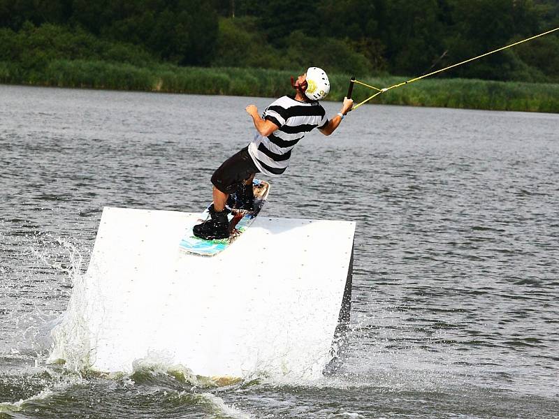 Druhé kolo letošního Mistrovství České republiky ve wakeboardingu a wakeskatingu na vleku se jelo o víkendu ve Stráži pod Ralskem.