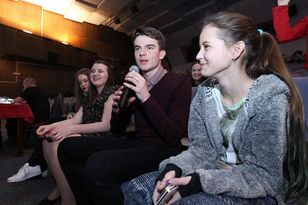Soutěž Mladý moderátor 2016 letos zaměřená i na „youtubery“ se uskutečnila v pátek v českolipském kině. V porotě usedl i úspěšný youtuber Kovy (na snímku při moderátorském workshopu).