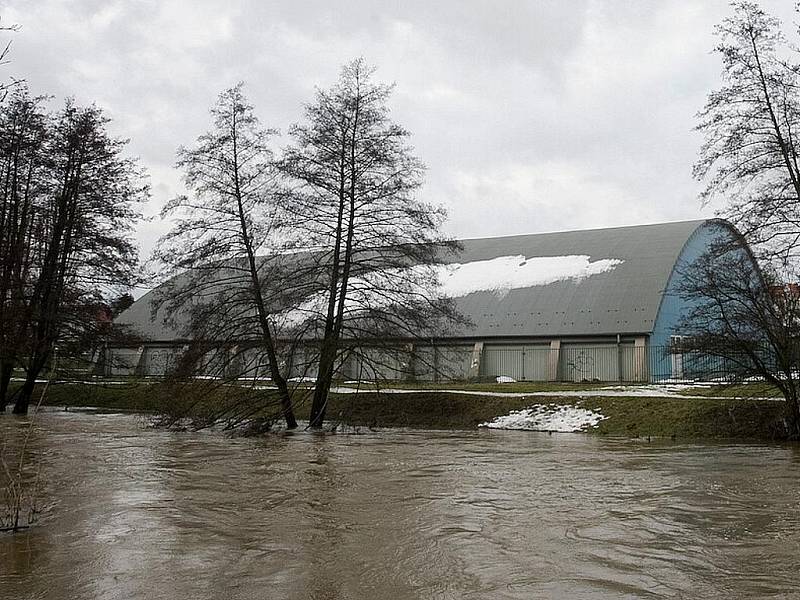 Déšť a tající sníh zvyšoval v sobotu  hladiny některých řek a potoků na Českolipsku. V pohotovosti jsou v České Lípě, Stráži pod Ralskem a od včerejšího dne také v Brništi či Pertolticích pod Ralskem 