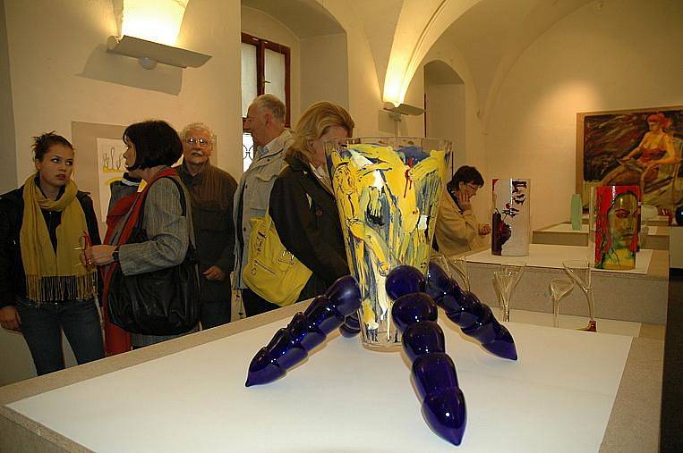 V galerii Jídelna Vlastivědného muzea a galerie v České Lípě se koná výstavaKřehké zboží, která prezentuje tvorbu studentů novoborské sklářské školy. 