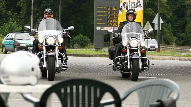 Oblíbeným místem motorkářů je čerpací stanice u Dubé. Zde se scházejí a sdělují si zážitky z jízdy v zatáčkách mezi Mělníkem a Dubou. 