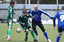 Nový Bor - Jablonec nad Jizerou 5:3. Na snímku bojuje domácí Lebruška (v zeleném) s Vancem.