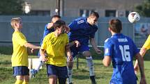 Lokomotiva Česká Lípa (žlutá) doma prohrála derby s Mimoní 1:4.