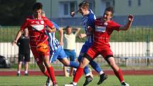 Starší dorostenci českolipského Arsenalu (v modrém) doma prohráli s Ústím nad Labem 0:2.