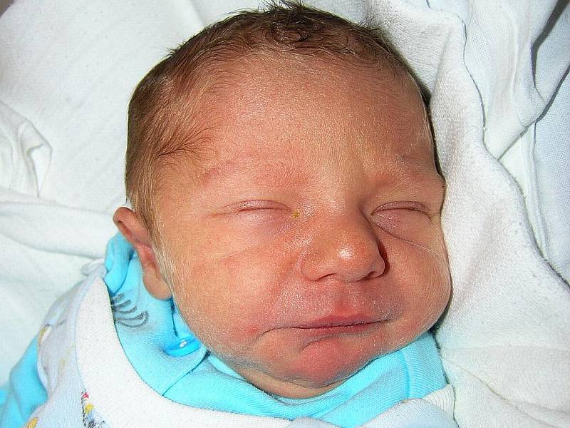 Mamince Elišce Čonkové ze Cvikova se 5. října v 8:06 hodin narodil syn Martin Stehlík. vážil 2,80 kg.