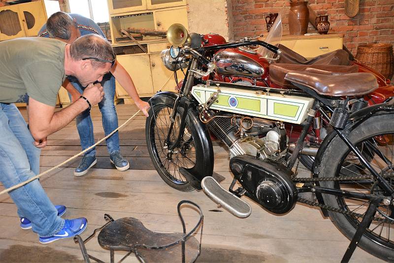 Celodenním srazem si přátelé historických velocipedů a motocyklů připomněli 125. výročí založení zdejší továrny na výrobu kol s bájným jménem „Achilles“.