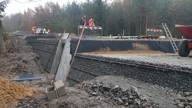 Krajští silničáři u Boru finišují s přestavbou mostku