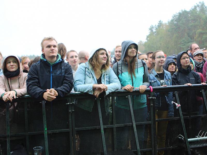 Na Bezdězu se hudbou bavily tisíce lidí