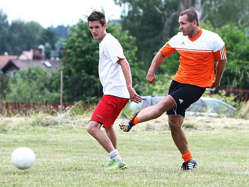 FC Notorici - Disco Prdel. Kulha (FC) se snaží zablokovat střelu Martina Hlavinky.