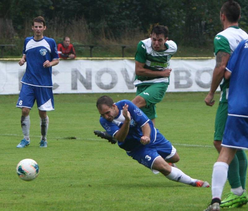 Nový Bor (zelenobílé dresy) doma přejel Železný Brod 5:1.