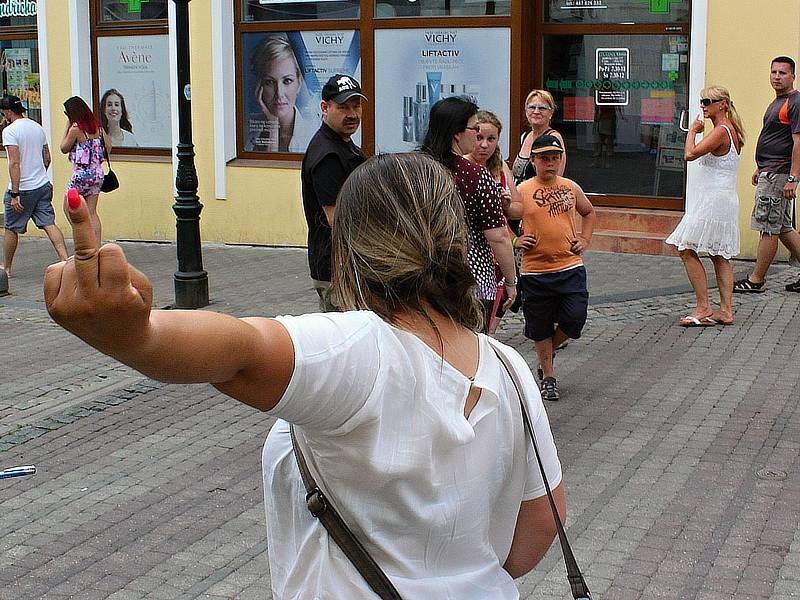 Rumunka s pohádkovým jménem Arabela se moc fotit nechtěla.Komunikovala jen zdviženými prostředníky, ale slyšela moc dobře.Chvíli se pokoušela sápat redaktorovi Deníku po objektivu.Odvezla si jí sice policie, ale za chvíli už zase běhala svobodně po ulicíc