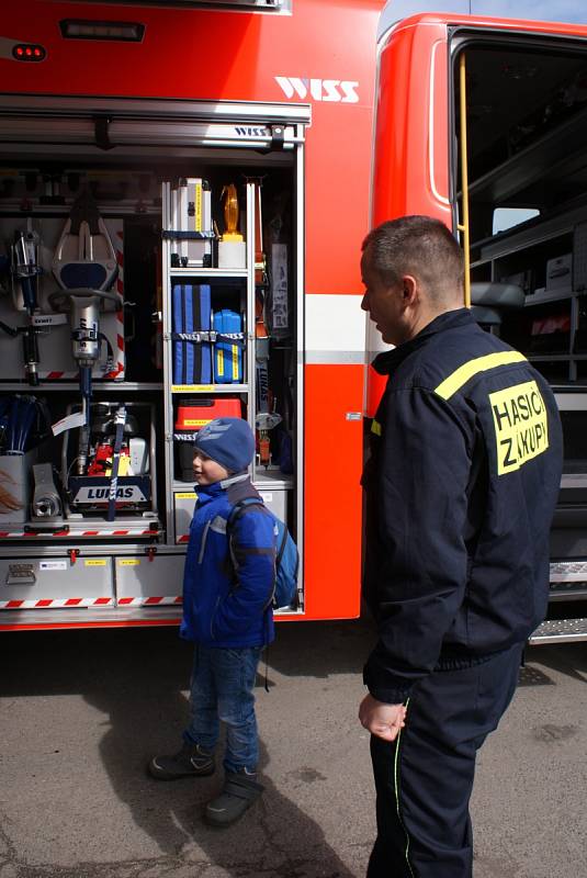 Dobrovolní hasiči ze Zákup v sobotu oficiálně představili svoji zbrusu novou cisternu za devět milionů korun. Zároveň se při slavnostní akci rozloučili s cisternou starou, která poslouží na Semilsku.