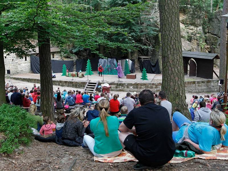  Lesní divadlo ve Sloupu tento týden zahájilo letošní sezonu. 