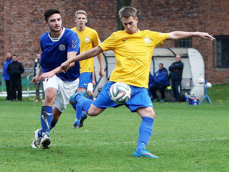 Loko Česká Lípa - Hrádek B 1:1. Domácí Nevrlý atakován Bobvošem napřahuje ke střele.