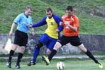 Foubík v souboji s Michalem Vaňátkem (Doksy - v oranžovém).