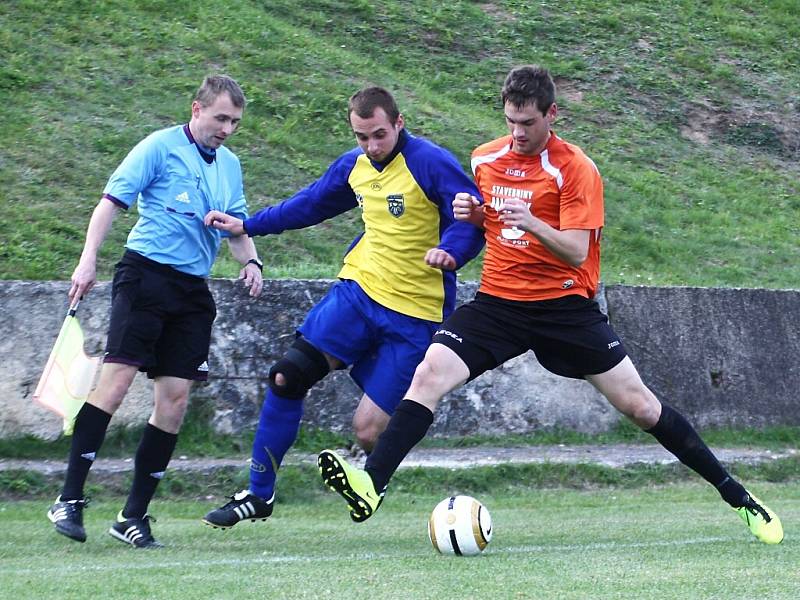 Foubík v souboji s Michalem Vaňátkem (Doksy - v oranžovém).