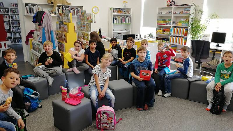 Druháci ze ZŠ Dubá vyrazili do českolipské knihovny.