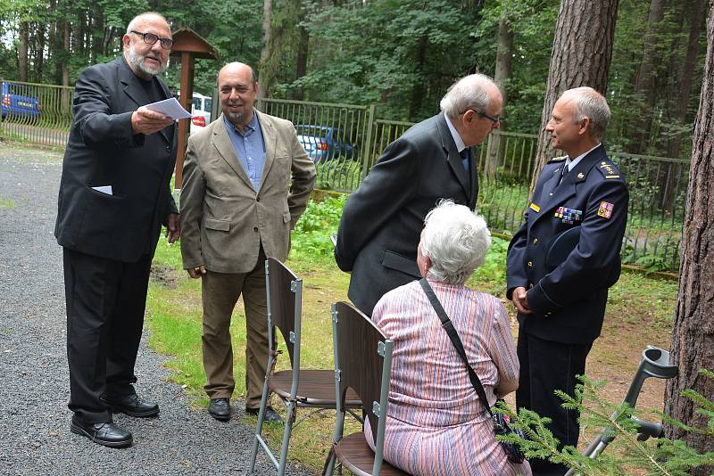 Symbolický hrob židovských obyvatel Nového Boru, kteří se během II. světové války stali oběťmi holocaustu, odhalili na novoborském Lesním hřbitově.