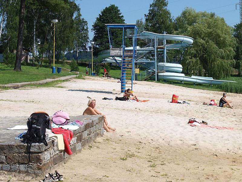 Do vody se dostanete po celém obvodu koupaliště v Zákupech. Návštěvníci ale volí klasický vstup z hlavní pláže, kde je i pětadevadesát metrů dlouhý tobogán.