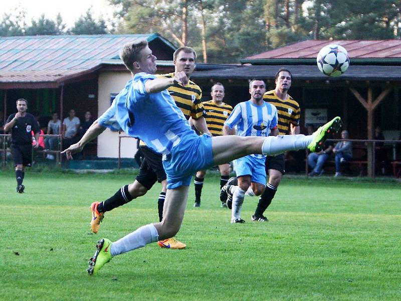 Doksy B - Holany 1:2. Koleňák sleduje, jestli domácí Doubrava promění šanci.