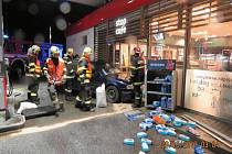 Škodu 125 000 korun způsobil na benzince v Novém Boru opilý a zdrogovaný řidič.
