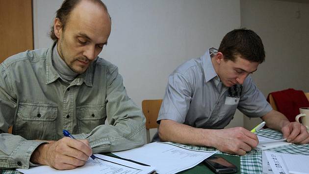 Za peníze od Úřadu práce Česká Lípa se lidé z firmy Logis Volt Jiří Halada a Petr Barták učí obchodní angličtinu. 